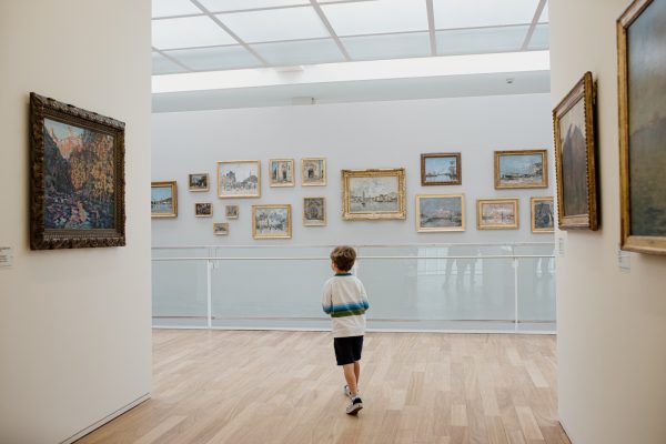 Enfant devant des tableaux impressionnistes au MUMA, au Havre