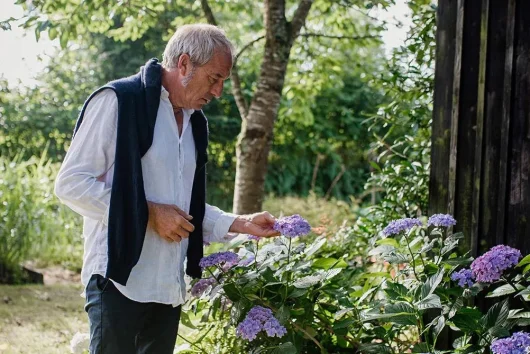 Stéphane Marie dans son jardin dans la Manche