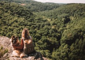 Femme avec un chien à la Roche d'Oëtre