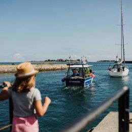 Kind am Hafen von Saint-Vaast-la-Hougue