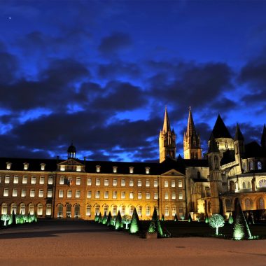 Abbaye aux Hommes bei Nacht