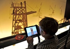 Enfant utilisant l'application 3D du château de Falaise