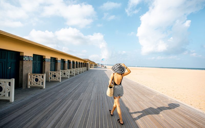 Femme sur les planches de Deauville