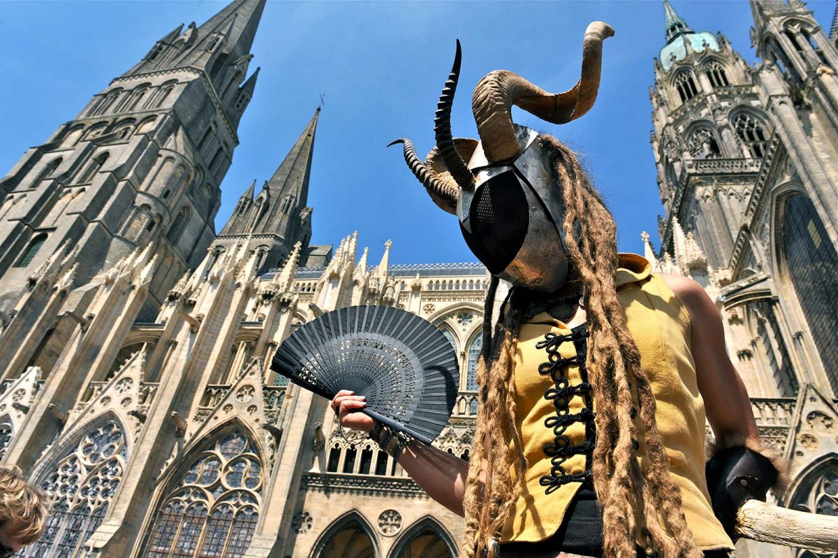 Bunte Kostüme sind ein Markenzeichen auf dem Mittelalterfest von Bayeux
