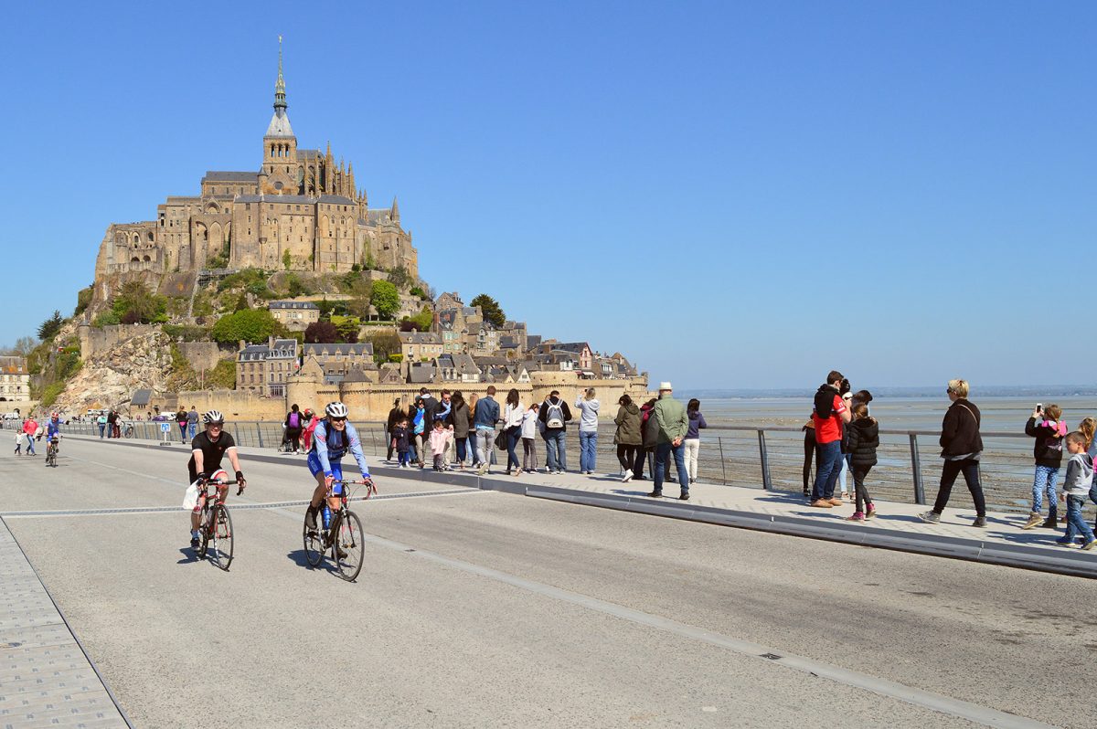 Cycliste au Mont-Saint-Michel
