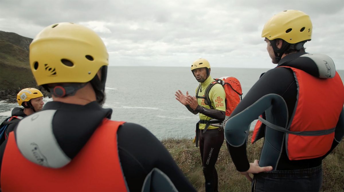 Reinald erklärt, was es beim Coasteering im Cotentin zu beachten gilt