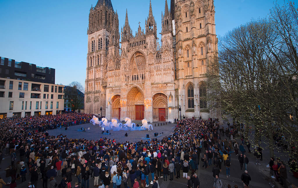 Event auf dem Vorplatz der Kathedrale von Rouen