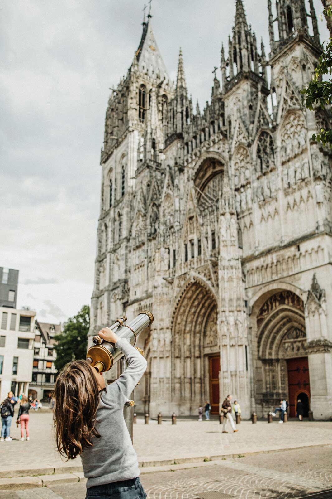Kind mit Fernglas vor der Kathedrale von Rouen