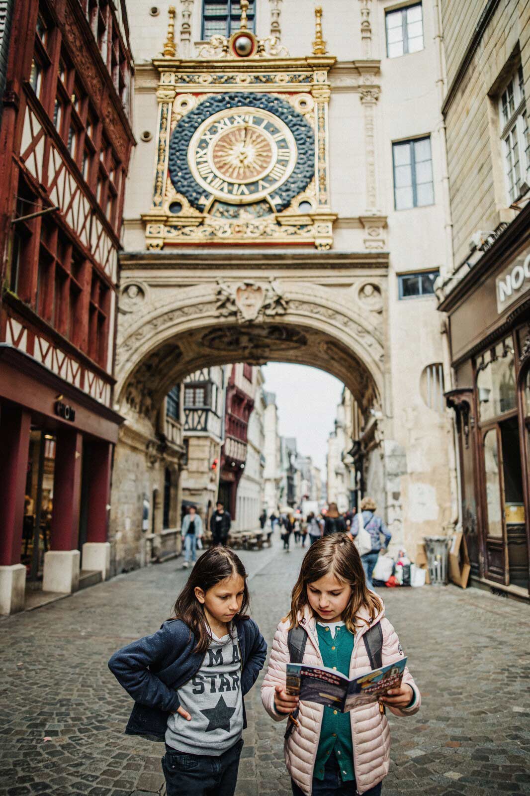 Kinder in der Rue du Gros Horloge in Rouen