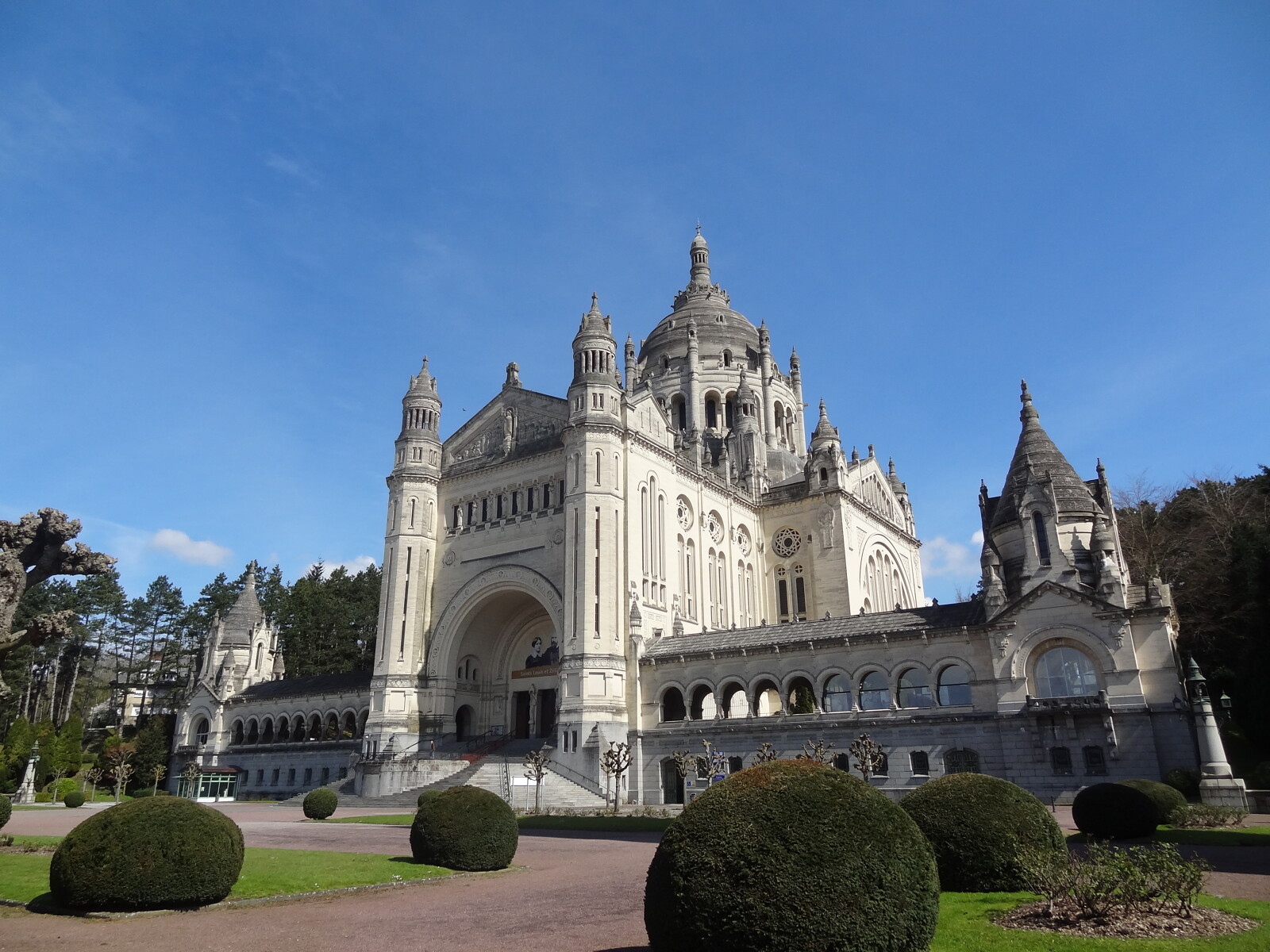 Blick auf die Basilika von Lisieux