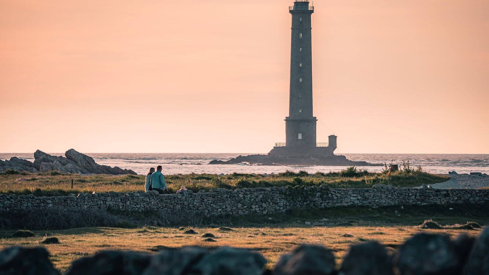 Phare_de_Goury_-_T._Verneuil-Teddy_VERNEUIL-1600px-1600x900