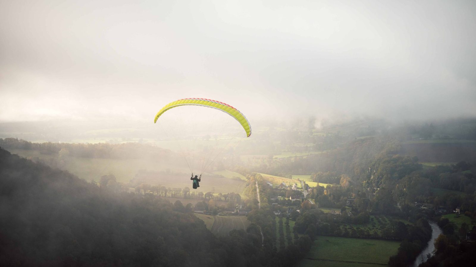 Gleitschirmflieger Normannische Schweiz